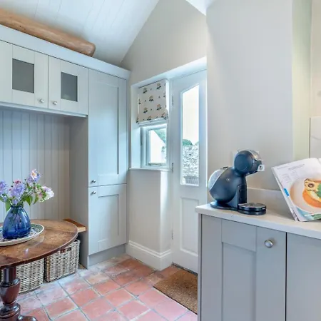 2 Bed In Aldbrough St. John Oc-l30130 * Lucy Cross