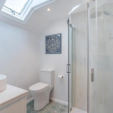 2 Bed In Aldbrough St. John Oc-l30130 * Lucy Cross