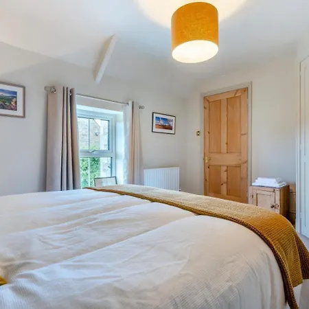2 Bed In Aldbrough St. John Oc-l30130 * Lucy Cross